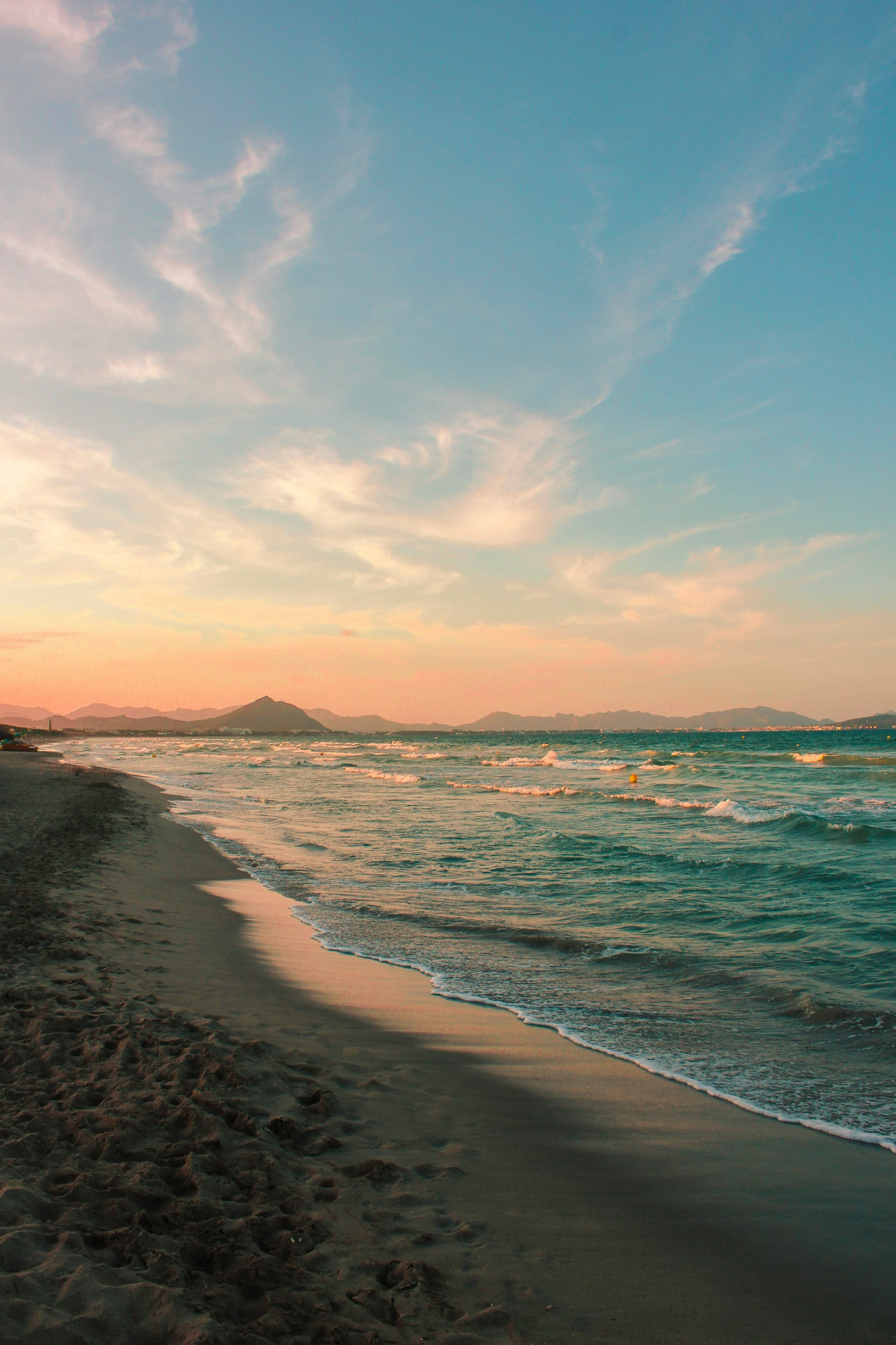 Frau auf einem Holzsteg am Meer, Mallorca